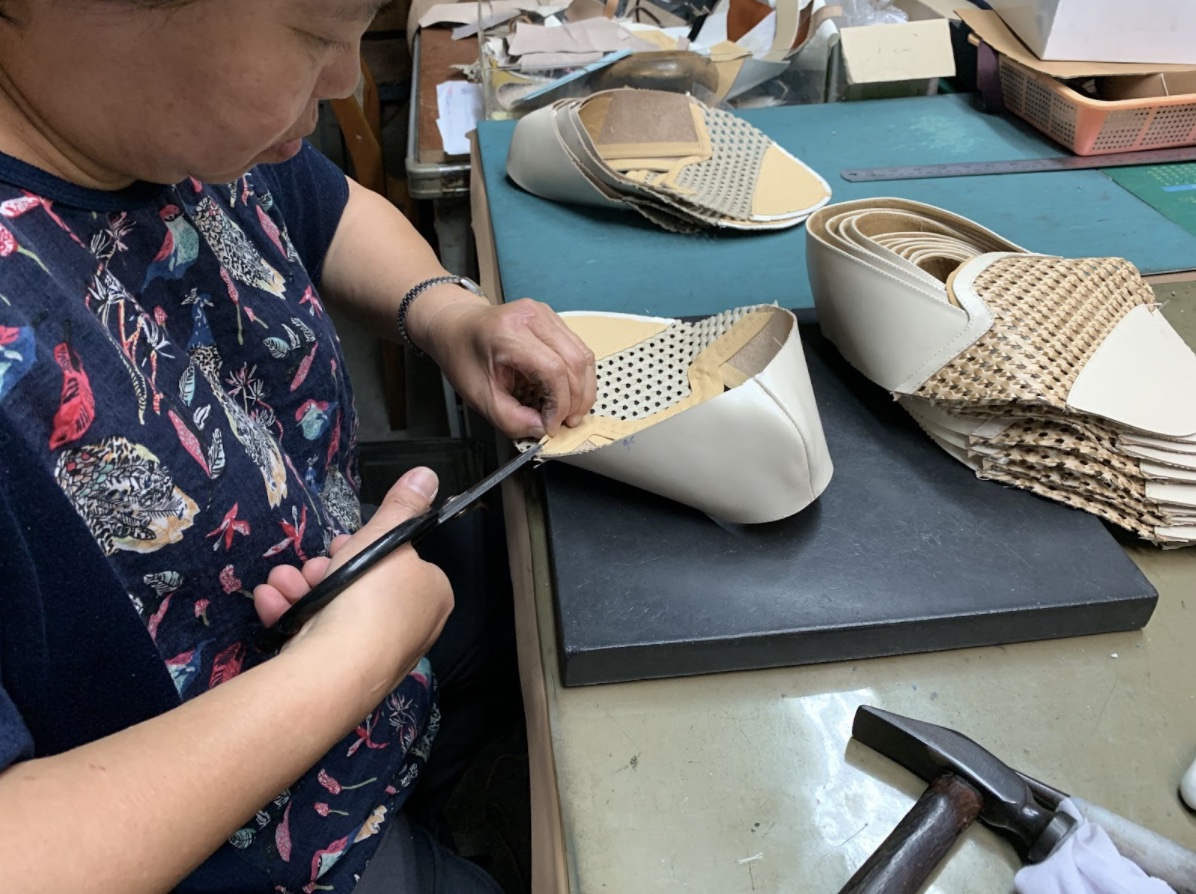 鞋靴派對工廠內的師傅手工製鞋的過程
